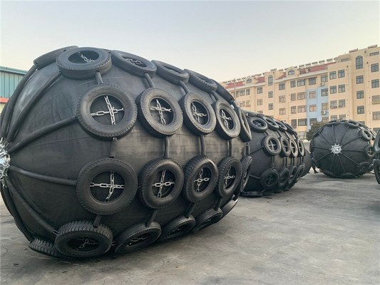 Đen Pneumatic Marine Fenders 3.3 * 6.5m cho hiệu suất bền vững