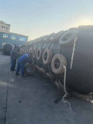 0.5-4.5m đường kính Yokohama Marine Fender màu đen cho các yêu cầu hải quân tùy chỉnh