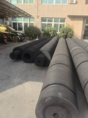 Vè chắn con lăn tàu lai ít bảo trì, chiều cao 200mm - 450mm, được thiết kế để giảm chi phí bảo trì và nâng cao an toàn cho tàu lai