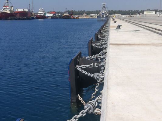 SGS phê duyệt con cao su Fenders cung cấp độ cứng 60-70 Shore A và chống thời tiết lý tưởng cho các hệ thống đậu tàu biển
